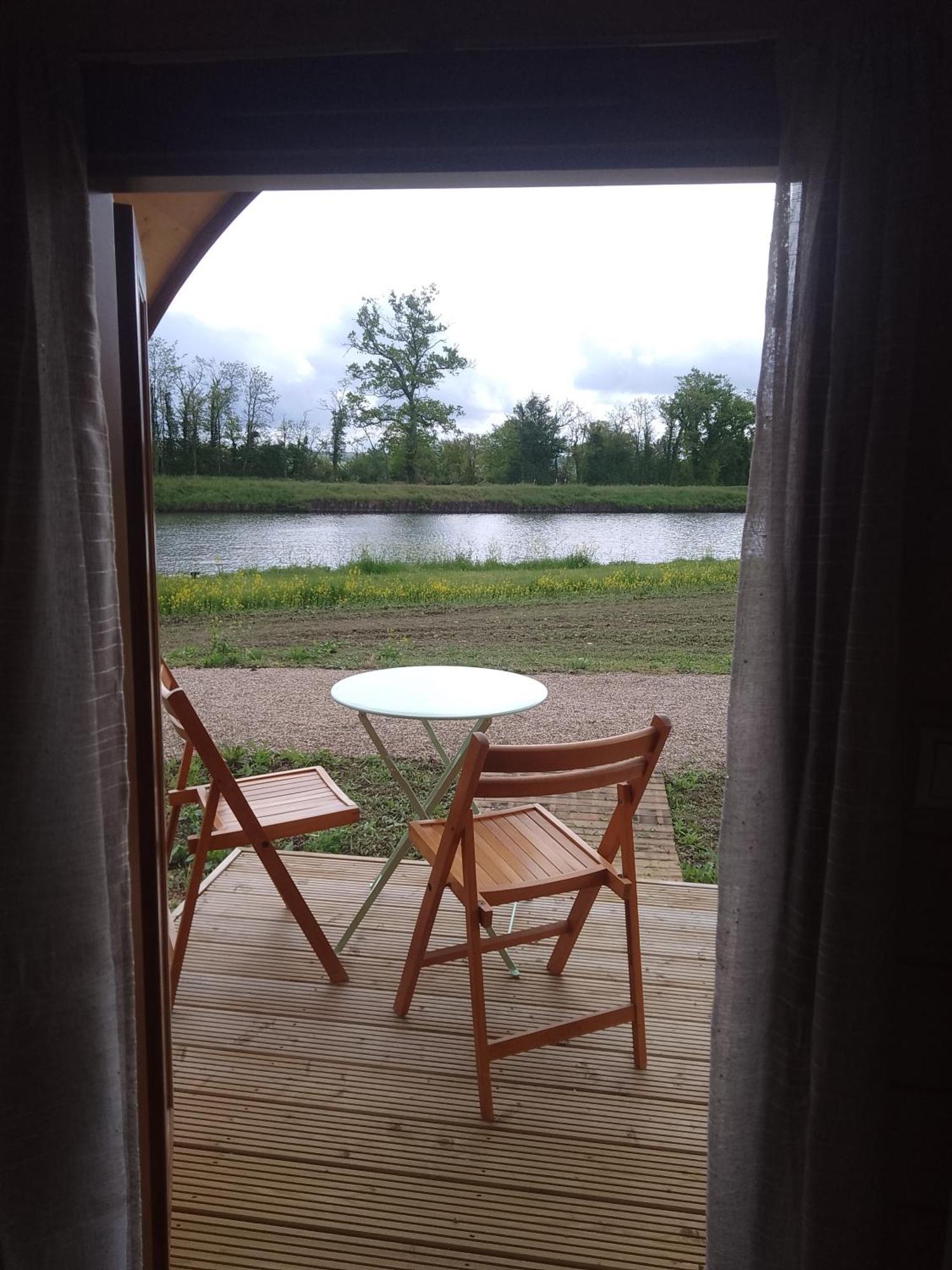 La Halte Du Canal Luthenay-Uxeloup Chambre photo